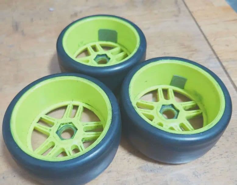 ＧＴクラス用（インファーノＧＴなど）タイヤ　７セットプラス　おまけタイヤ