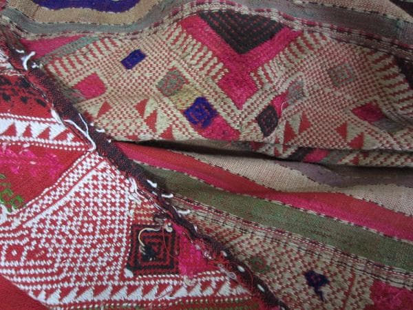 ★ラオスの刺繍布　70～80年前の古布　21　浮き織り　絣　アンティーク
