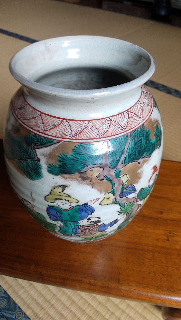 多色使いの陶器花瓶