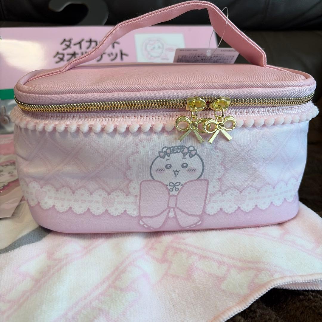 ちいかわ ダイカットタオルケット＆カラビナキーホルダー＆バニティセット♡