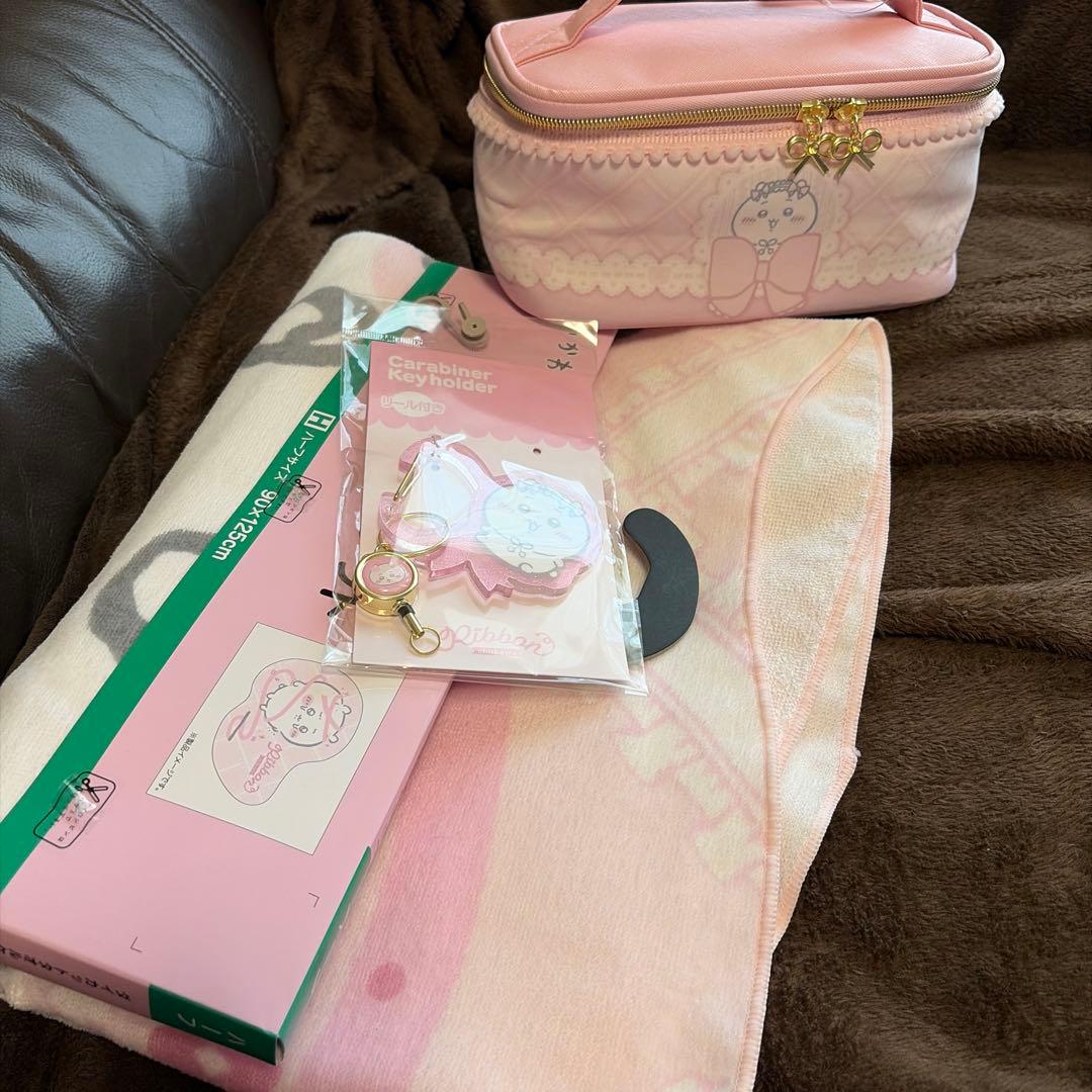 ちいかわ ダイカットタオルケット＆カラビナキーホルダー＆バニティセット♡