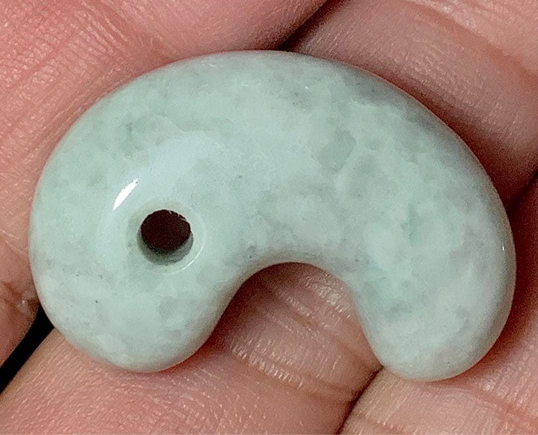 ✳アイスジェイド氷肌紋様‼️ 糸魚川翡翠勾玉　本物を守護石に　機械鑑定鑑別書付