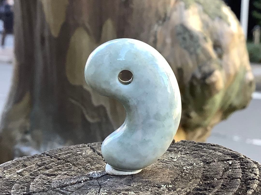 ✳アイスジェイド氷肌紋様‼️ 糸魚川翡翠勾玉　本物を守護石に　機械鑑定鑑別書付