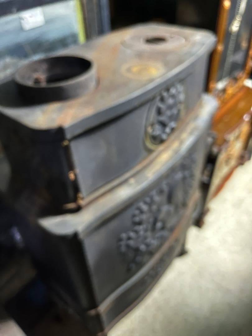 Z unkomモルソー薪ストーブ2／2 リスのトレードマーク 、本体の上