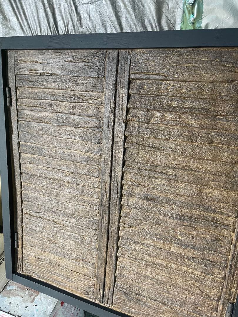 木製シャッター風アンティーク雑貨　モルタル造形ルーバー