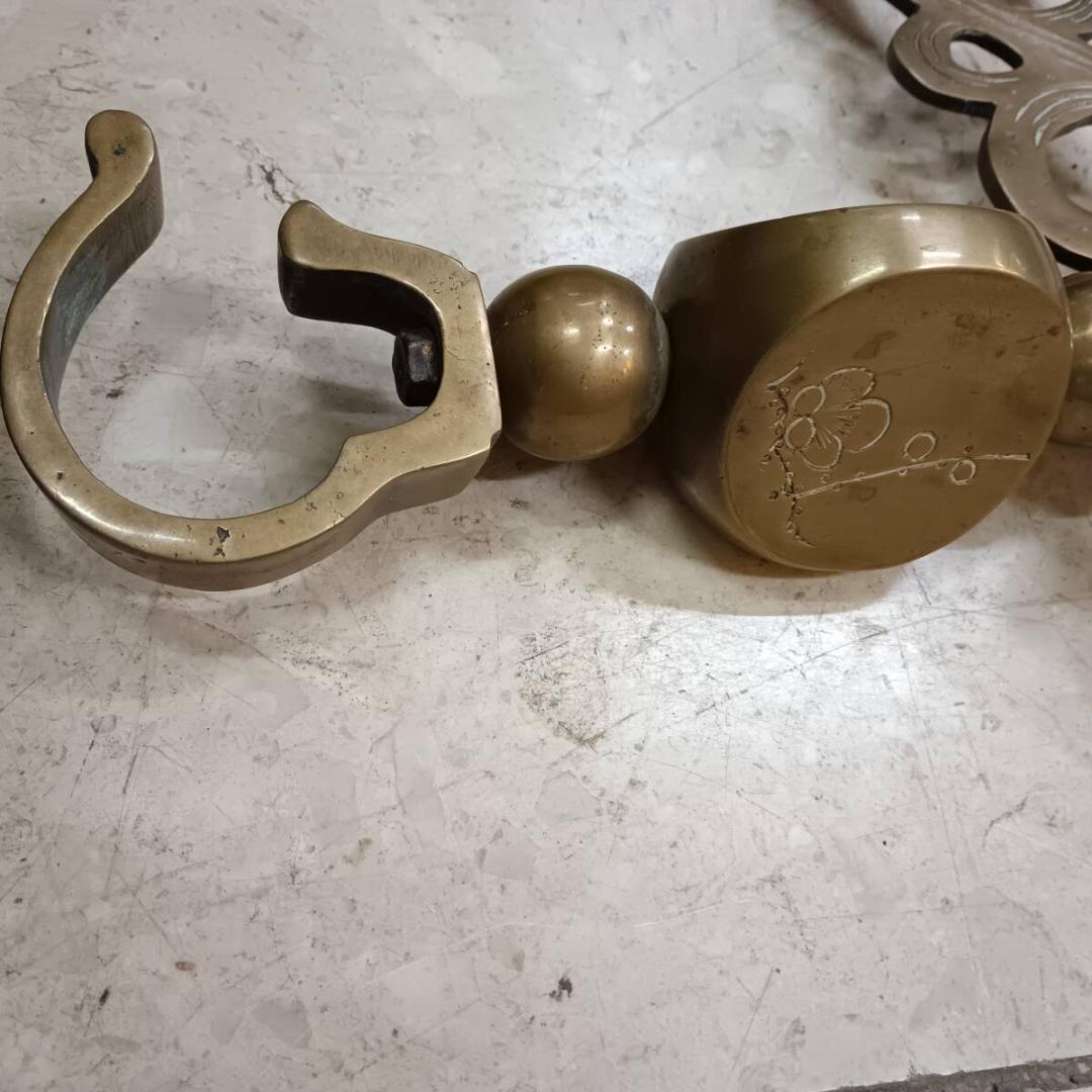 D512）真鍮製の自在鉤　松竹梅に鯉／囲炉裏道具　吊鈎