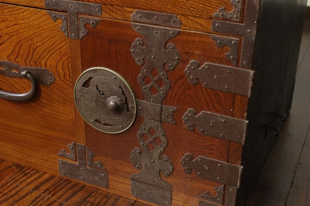 欅共縁！蝶覆輪！時代箪笥・四杯！和家具サイドボード古家具和モダンローチェスト古布