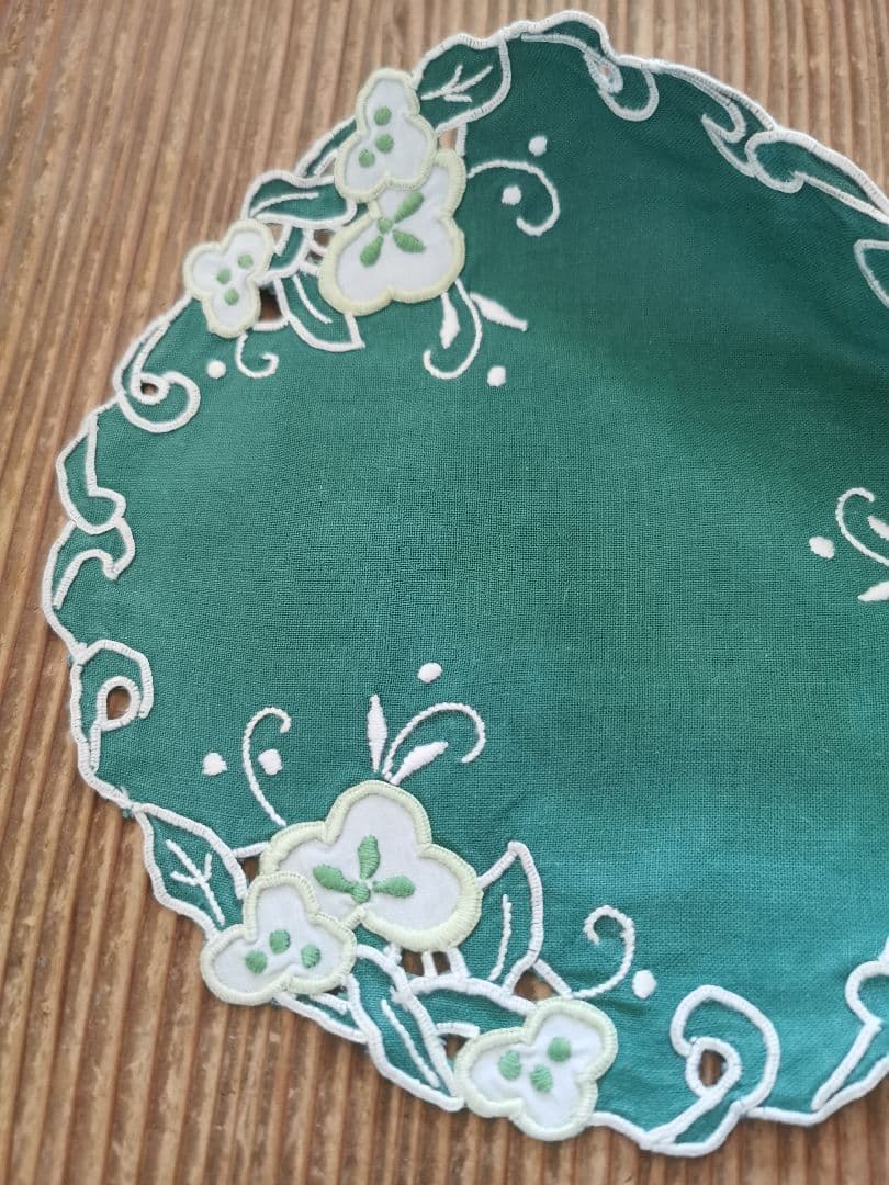 アンティーク フランス オープンカットワーク三つ葉刺繍 翡翠色リネンドイリー