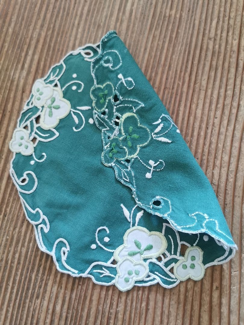 アンティーク フランス オープンカットワーク三つ葉刺繍 翡翠色リネンドイリー