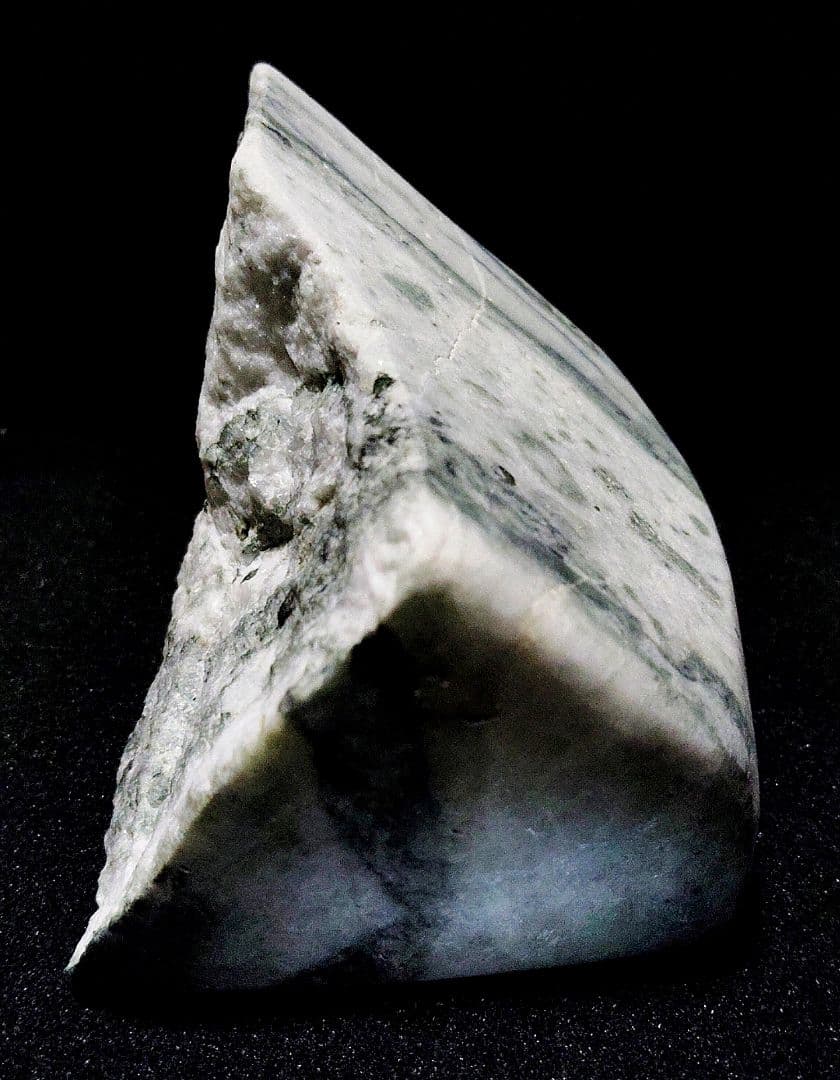 ★翡翠原石★稀少！下仁田翡翠【カチ割り・5面磨き577ｇ】