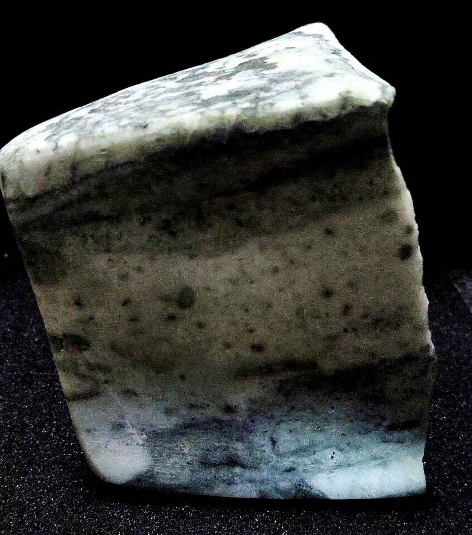 ★翡翠原石★稀少！下仁田翡翠【カチ割り・5面磨き577ｇ】