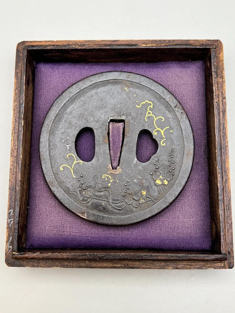 【海】江戸期　鍔　花弁金象嵌鉄鐔　鉄鍔　鐔　古刀匠　極上品　刀装具　箱付