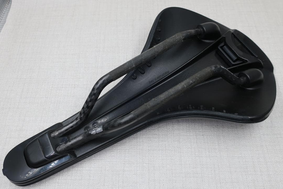 フィジーク Antares R1 Versus Evo サドル LARGE