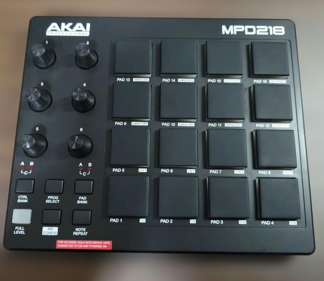 AKAI MPD218 MIDIパッド