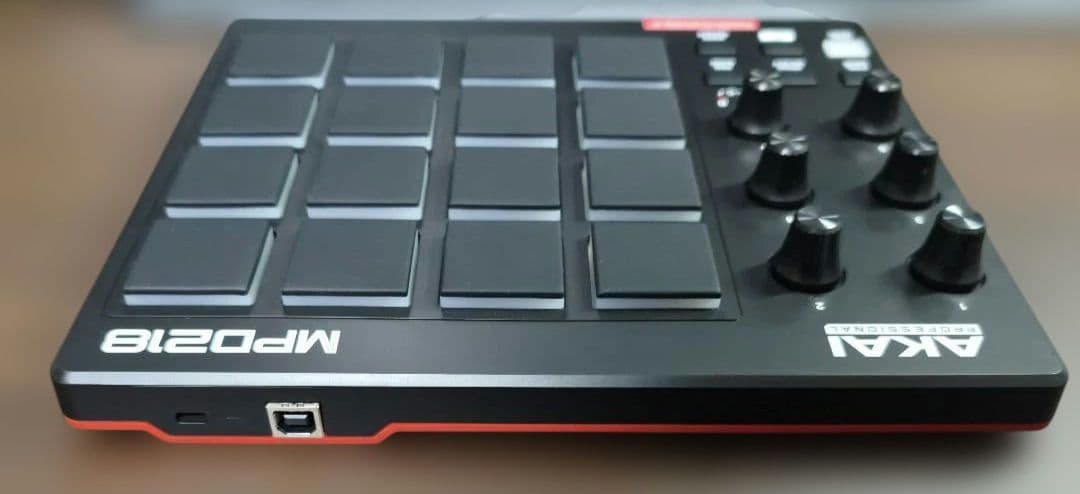 AKAI MPD218 MIDIパッド