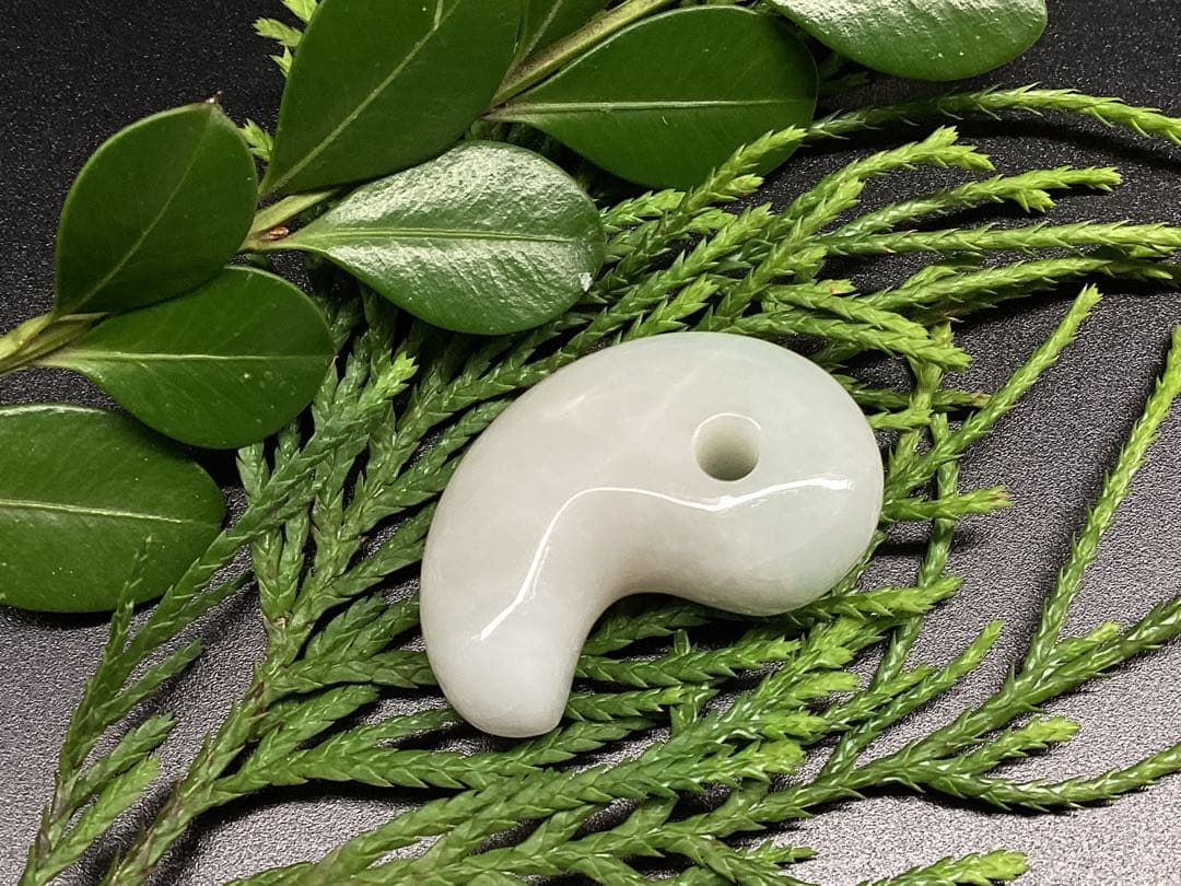 ✳premium一流の勾玉　コレクションレベルです‼️糸魚川翡翠淡いラベンダー入り