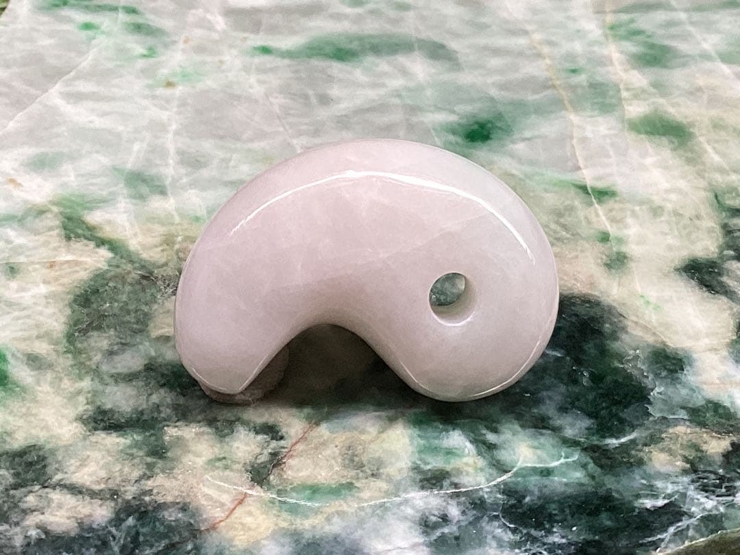 ✳premium一流の勾玉　コレクションレベルです‼️糸魚川翡翠淡いラベンダー入り