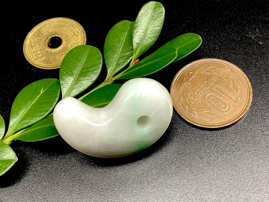 ✳premium一流の勾玉　コレクションレベルです‼️糸魚川翡翠淡いラベンダー入り