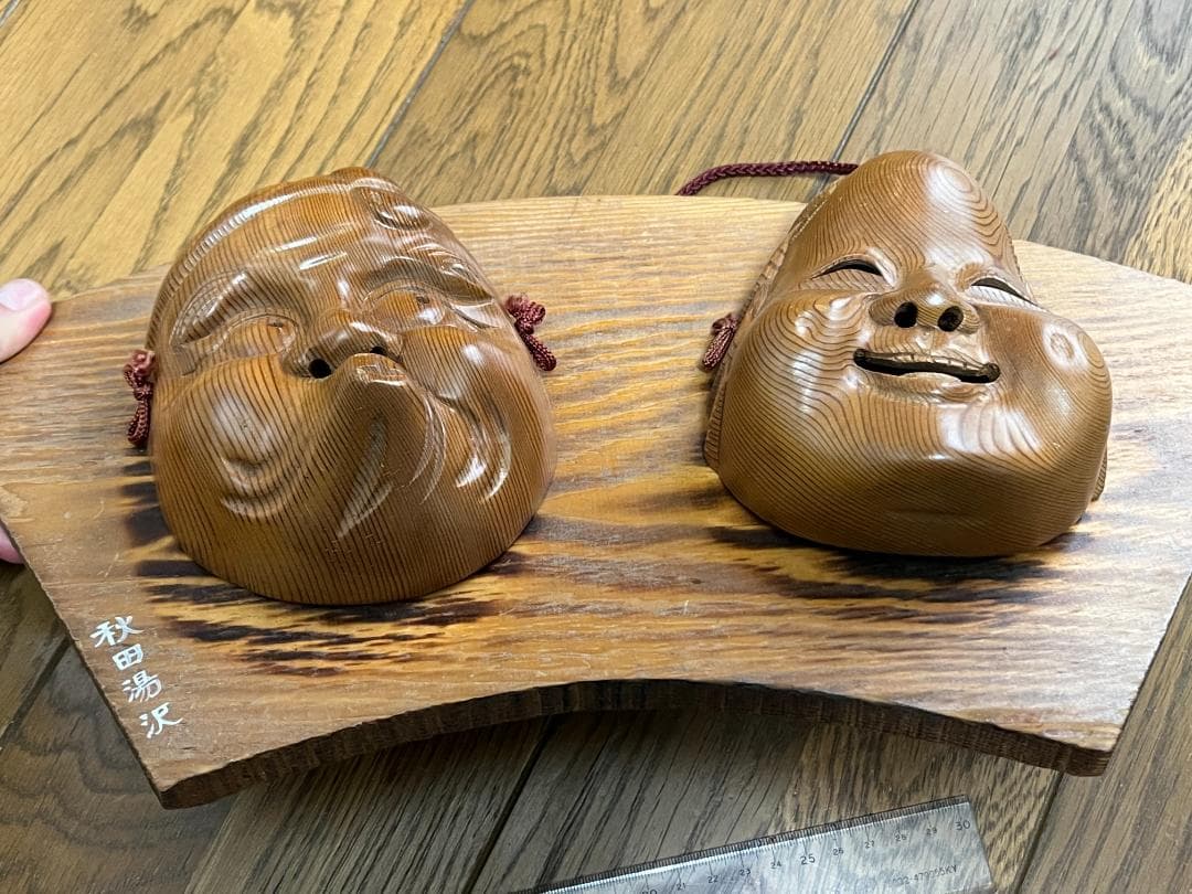 伝統的な木製お面 秋田湯沢