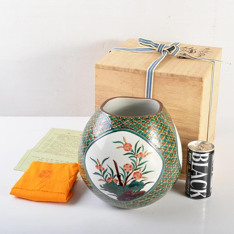 九谷焼　三代三ツ井為吉作　色絵草花文　飾壷　共布共箱　V　R6833B