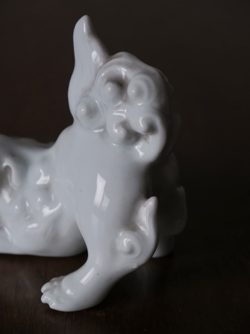 鍋島焼　白磁　獅子　置物　銘なし　アンティーク　Q2057