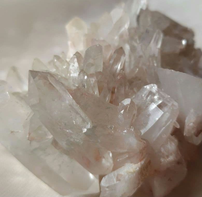 薔薇と棘＊虹入り マニカラン産ピンククォーツ&グリーンファントム DTクラスター