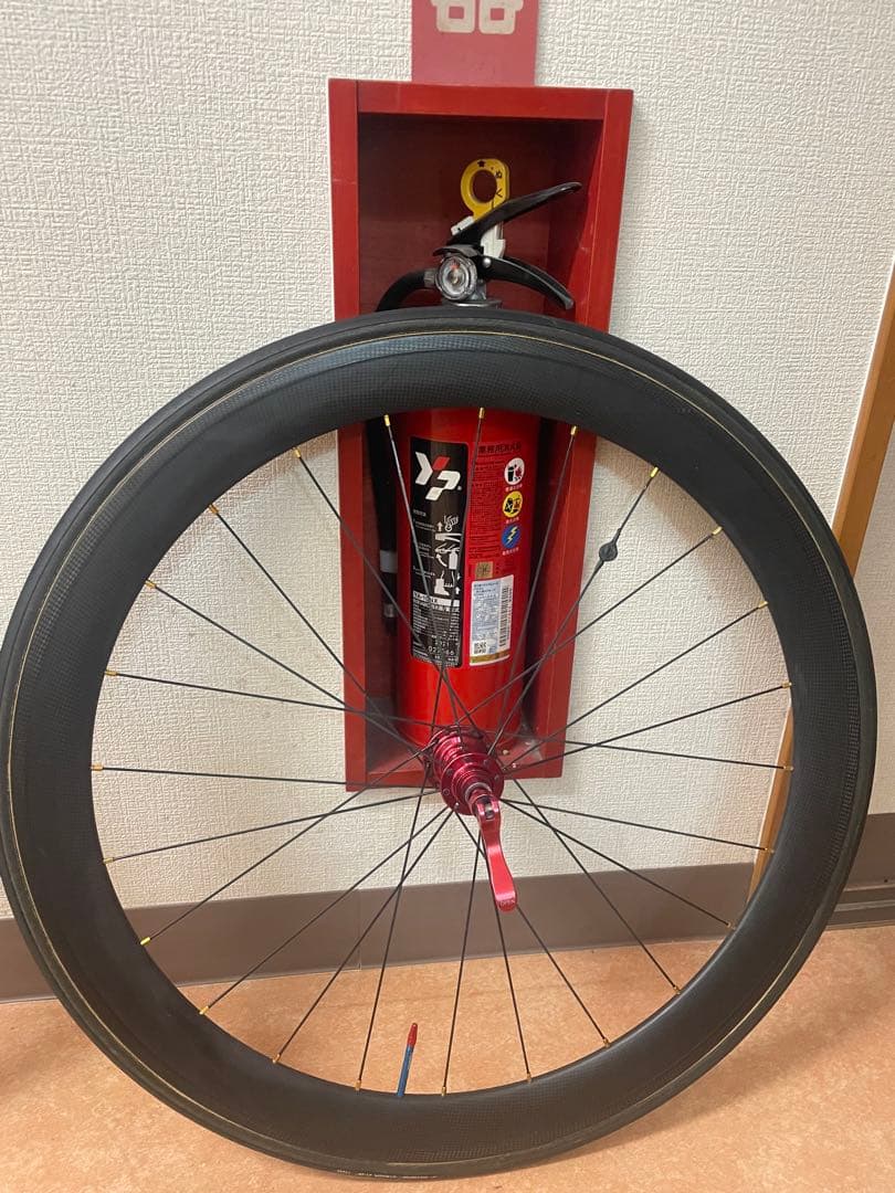 Adi guna 様クリンチャーホイール かボーン黒 赤ハブ