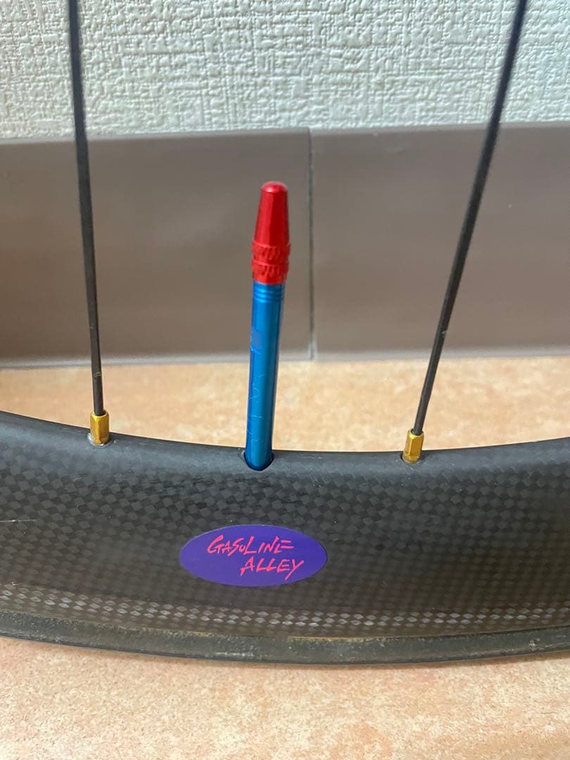 Adi guna 様クリンチャーホイール かボーン黒 赤ハブ