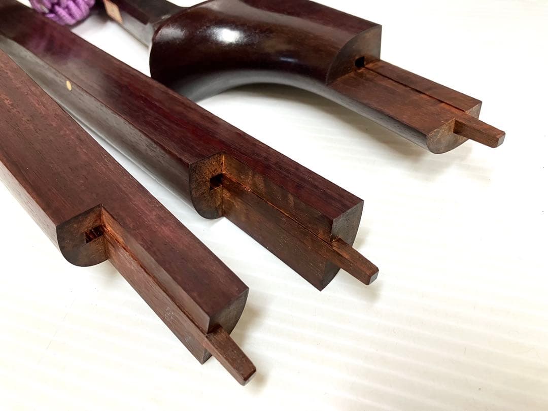 美品◆民謡三味線◆紅木 中棹 東さわり 皮破れ無 鼈甲撥／竹駒／替え弦／ケース付