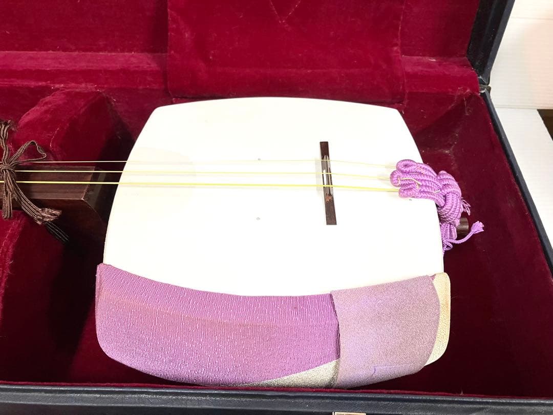 美品◆民謡三味線◆紅木 中棹 東さわり 皮破れ無 鼈甲撥／竹駒／替え弦／ケース付