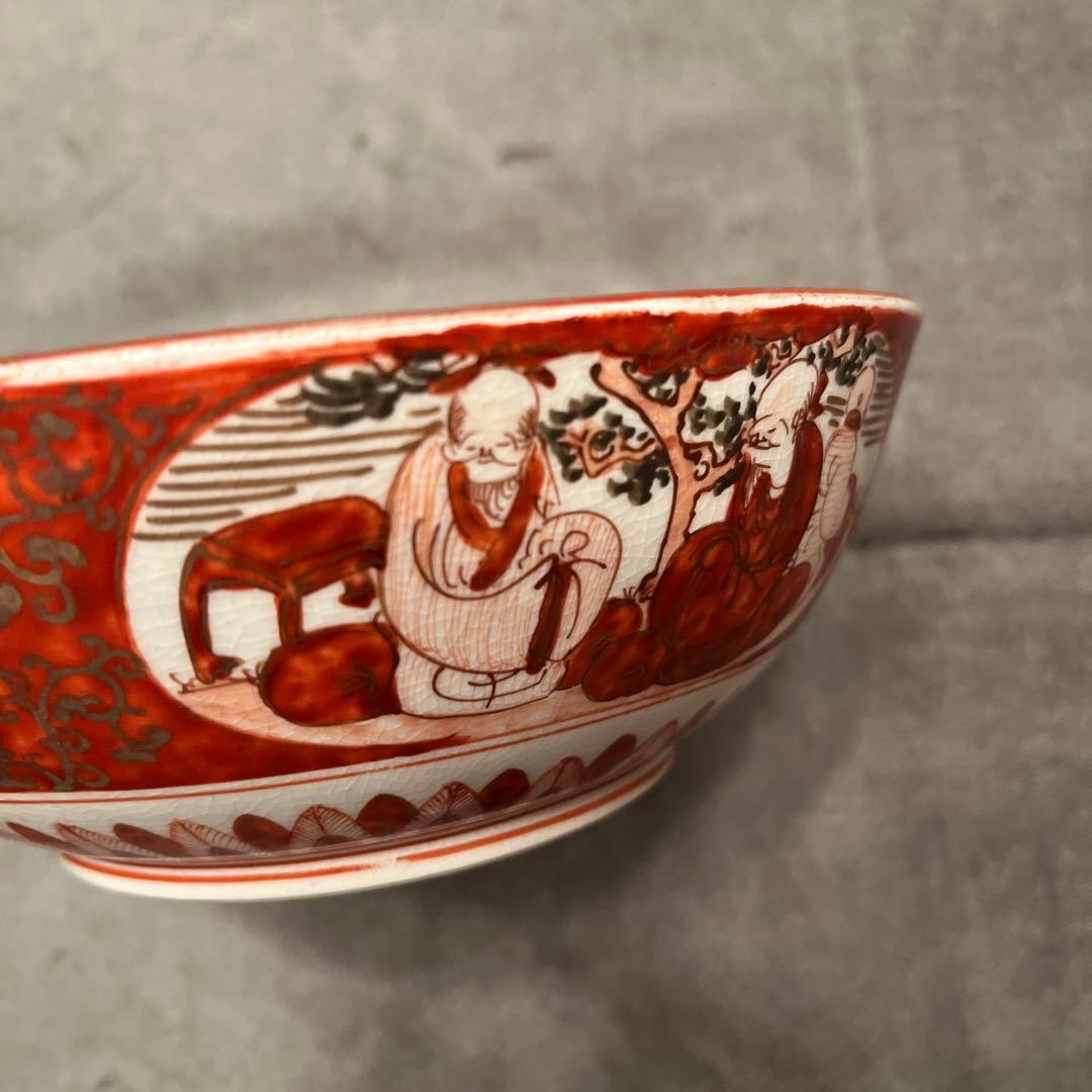 赤地の金装飾陶器皿　中国賢者図