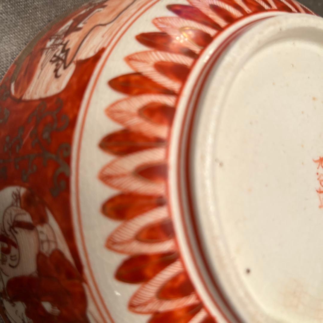 赤地の金装飾陶器皿　中国賢者図