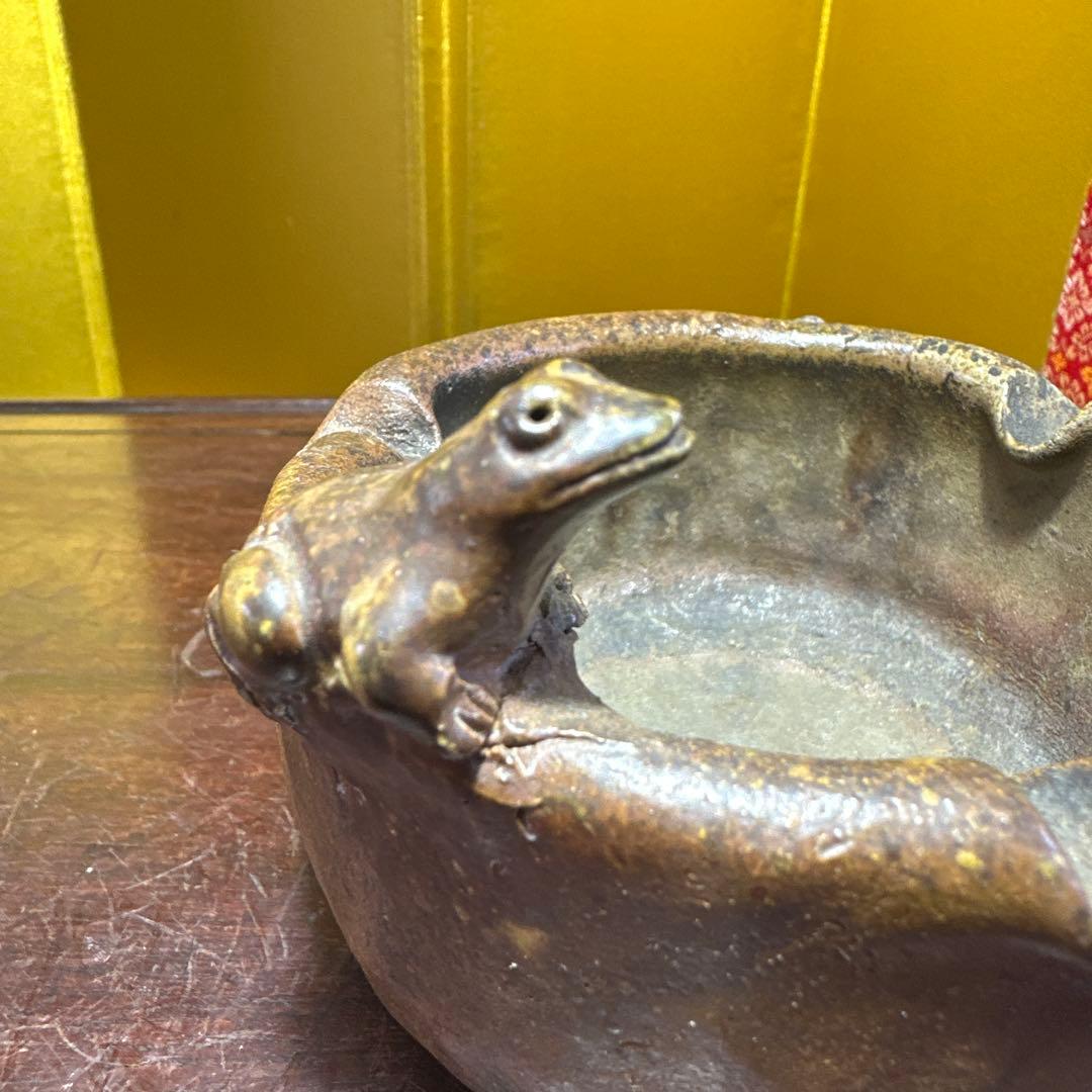 備前焼，カエルの彫刻付き陶器