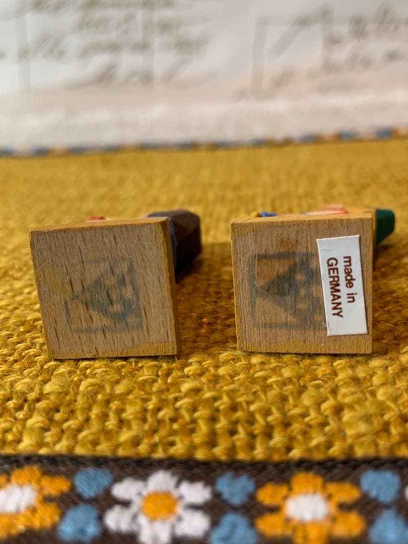 ドイツ製　エルツ山地　ヘルビッヒ工房　木製人形ザイフェン　花を持つ男女の子ペア！