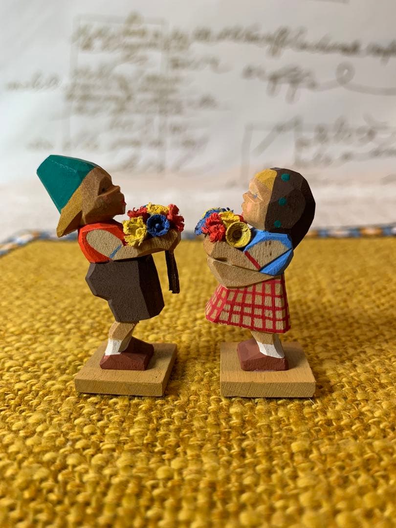 ドイツ製　エルツ山地　ヘルビッヒ工房　木製人形ザイフェン　花を持つ男女の子ペア！