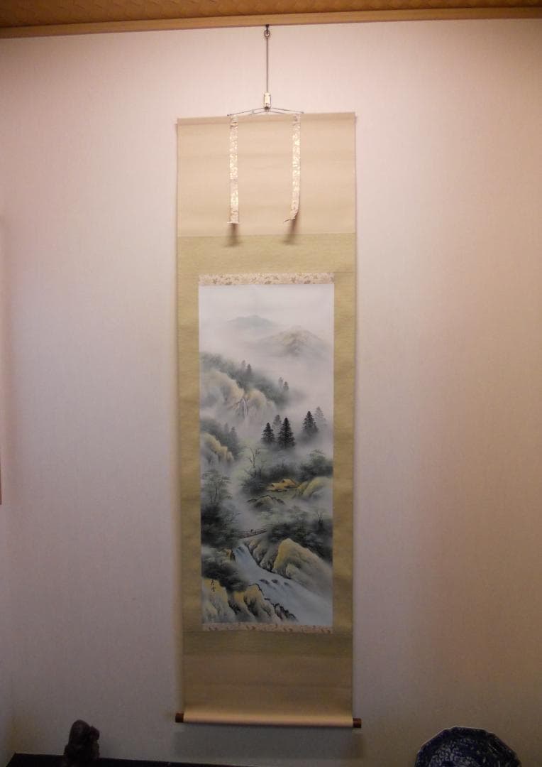 掛け軸 春雪 彩色山水 絹本 希少 軸装 茶道具 掛軸 美品 です。