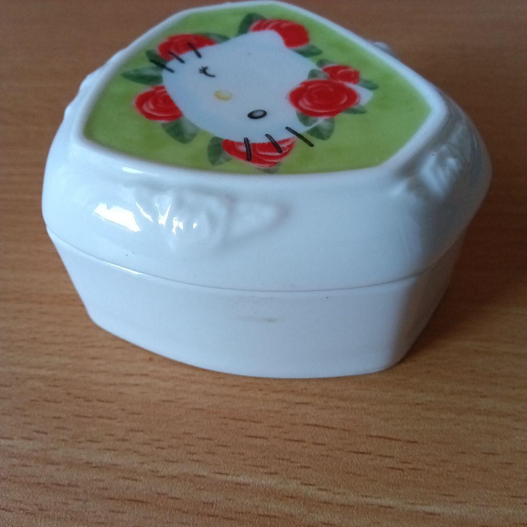 1999年製 サンリオ ハローキティ ジュエリーボックス 陶器製小物入れ