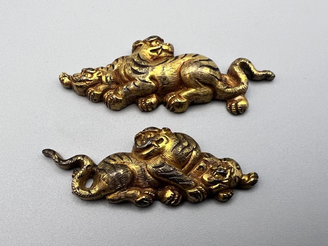 【海】江戸明治金工　虎親子　手彫　目貫一体　銅製鍍金　骨董品　専用箱付