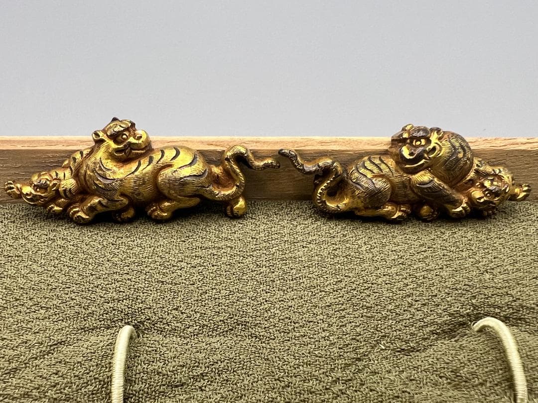 【海】江戸明治金工　虎親子　手彫　目貫一体　銅製鍍金　骨董品　専用箱付