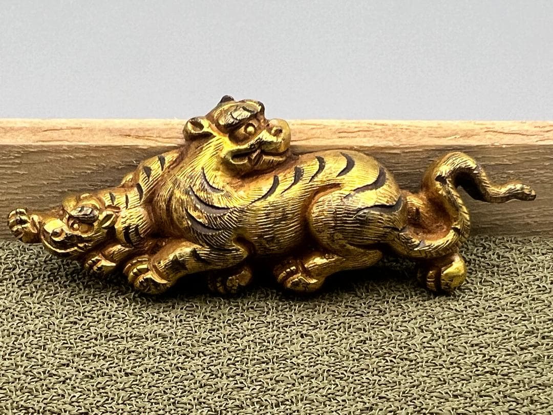 【海】江戸明治金工　虎親子　手彫　目貫一体　銅製鍍金　骨董品　専用箱付