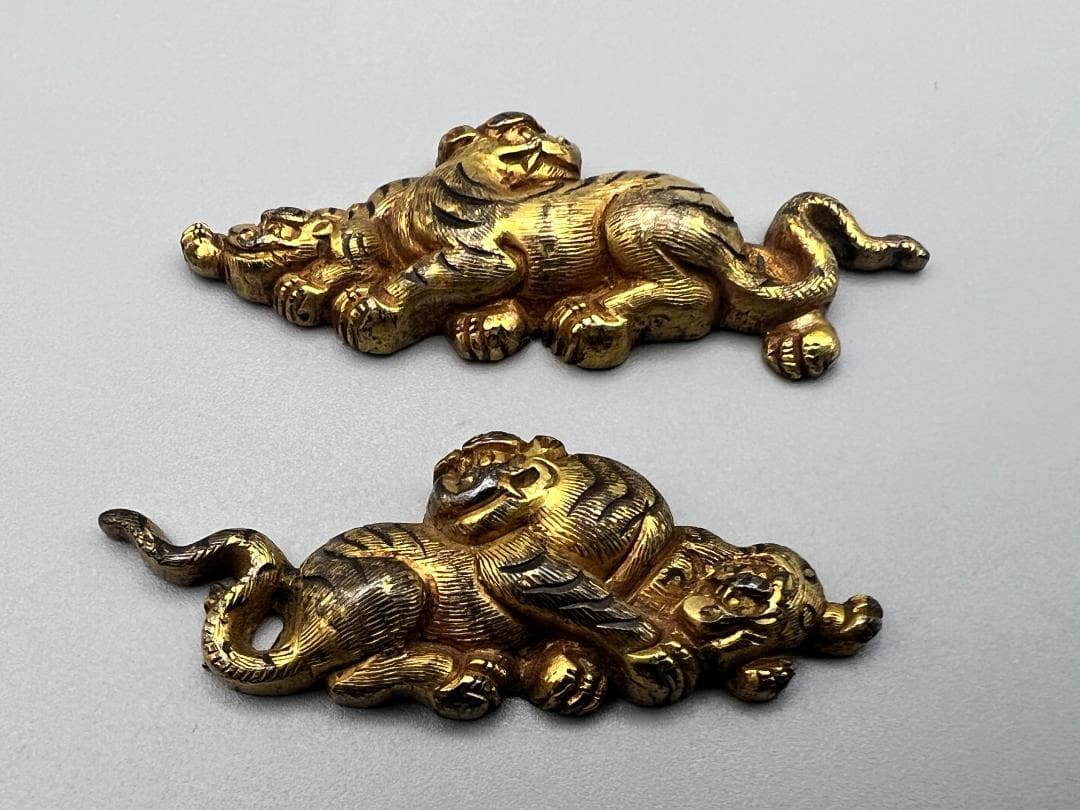 【海】江戸明治金工　虎親子　手彫　目貫一体　銅製鍍金　骨董品　専用箱付