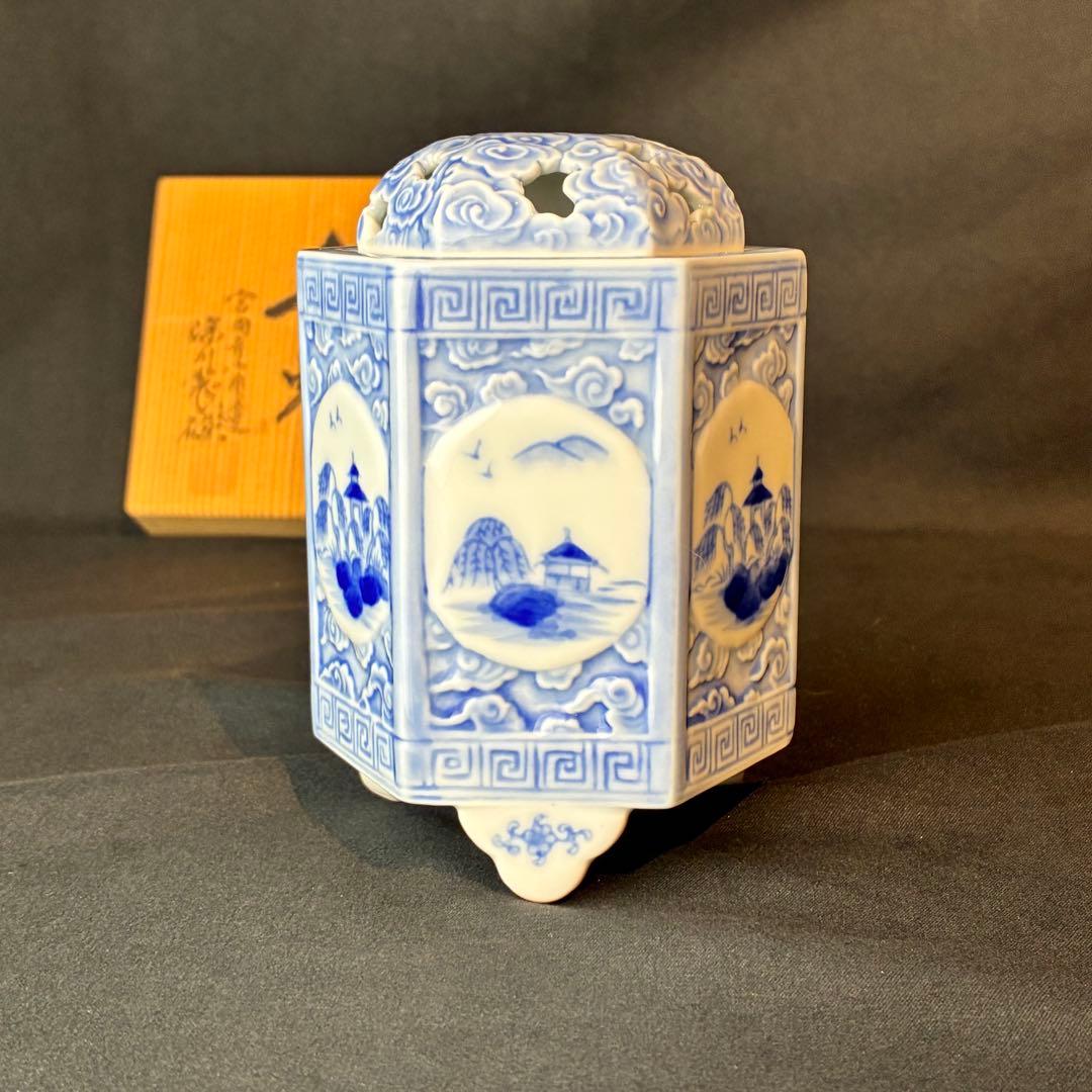 宮内庁御用達　深川製磁　雲地紋染付山水　六角香炉　共箱有　香道　茶道　未使用