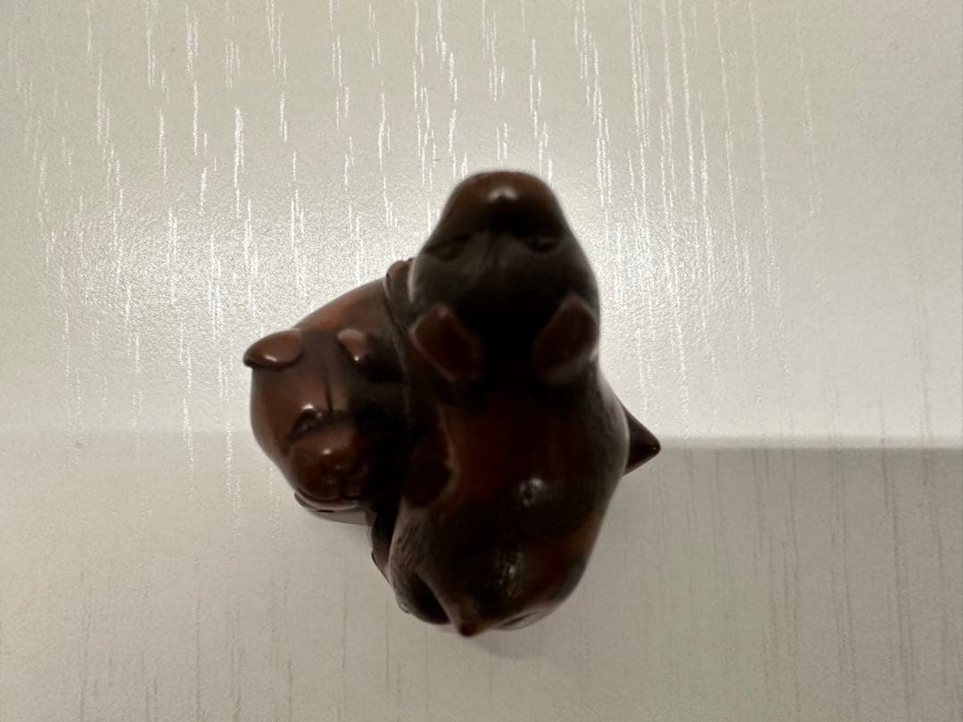 根付(netsuke) 2 匹の寄り添う犬　木製　江戸時代