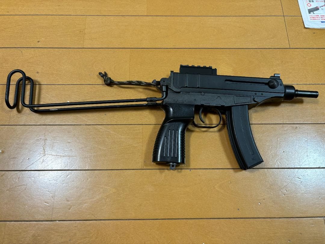 東京マルイ SCORPION VZ61 電動ガン 本体と付属品、バッテリーなど