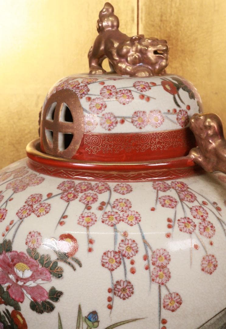 薩摩焼　勇仙作　色絵金彩花鳥図獅子耳　大香炉　高さ45cm BE941