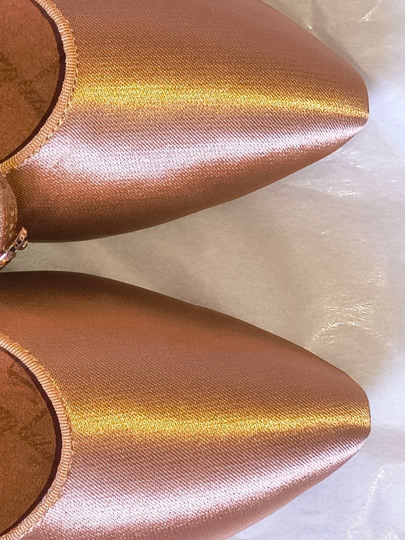 ゴールド サテン ストラップ付きダンスシューズ