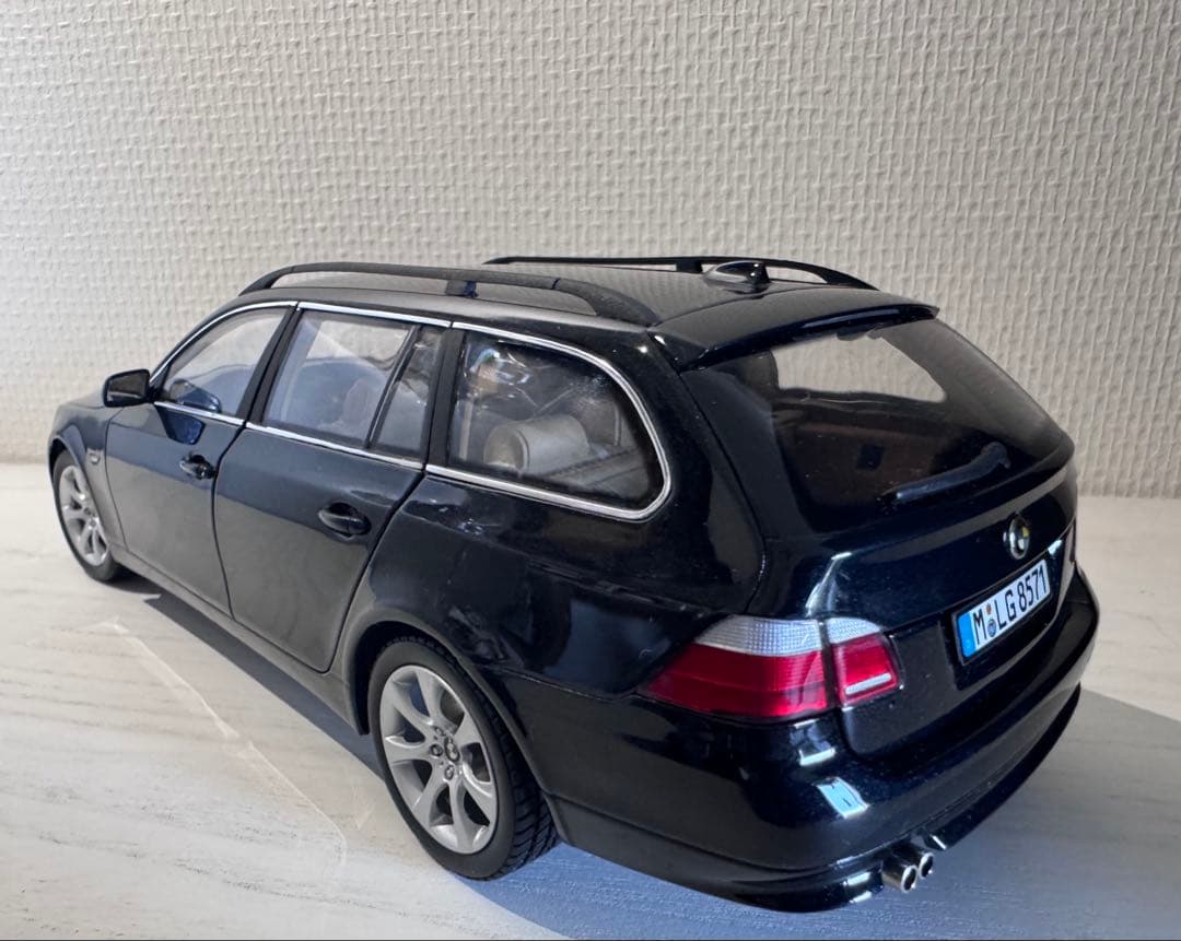  5シリーズ ツーリング ミニカー ブラック