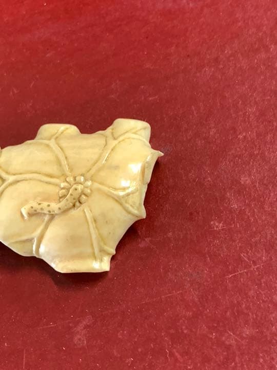 名工在銘　彫刻　根付　飾物　蓮の葉に蛙