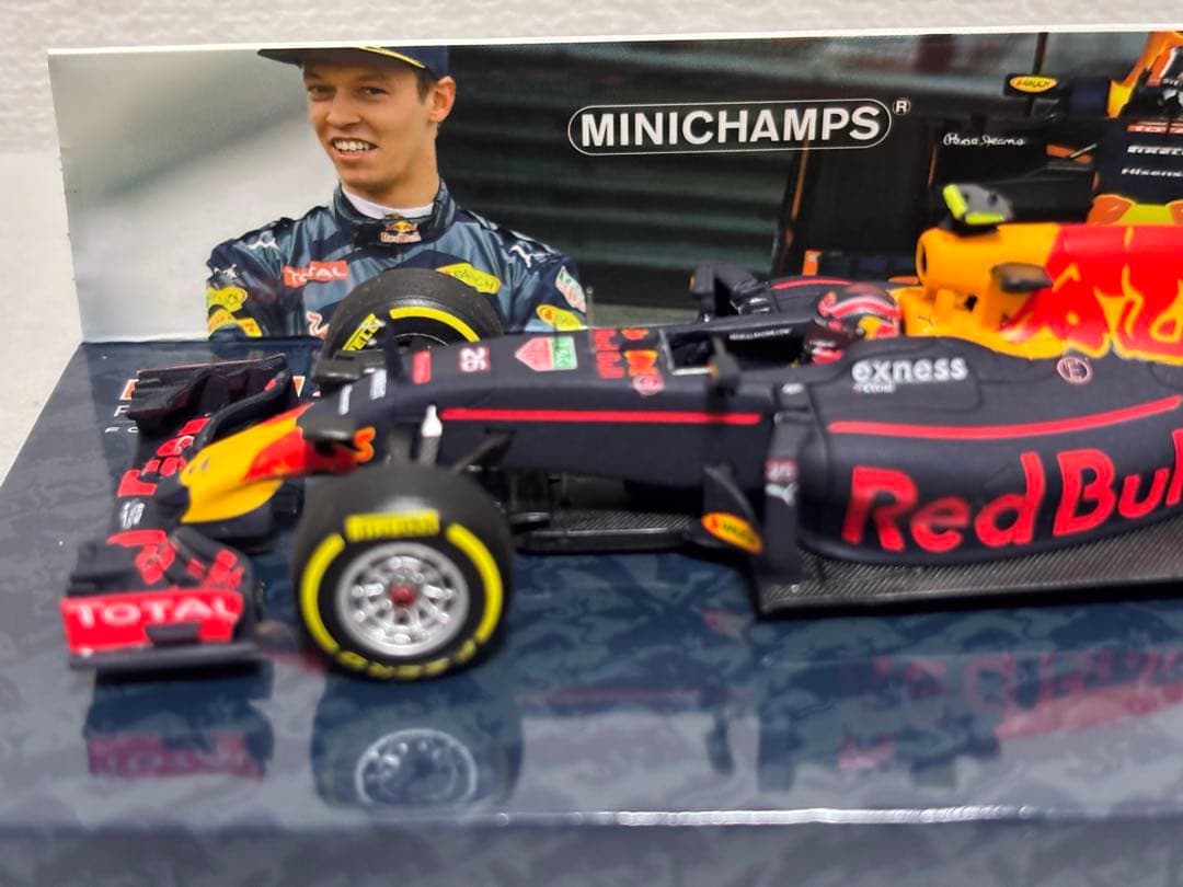 ミニチャンプス1/43レッドブルRB12 D.KVYAT
