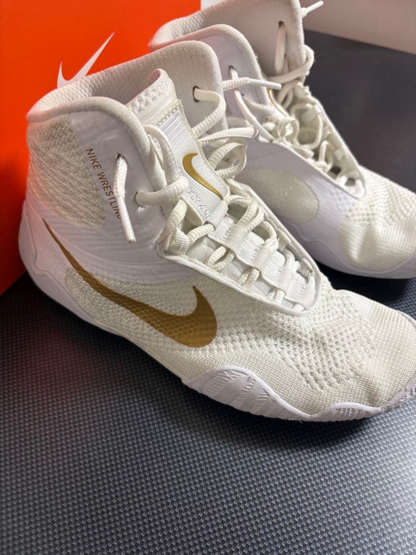 ナイキ・タワ（NIKE TAWA）［ホワイト/ゴールド］